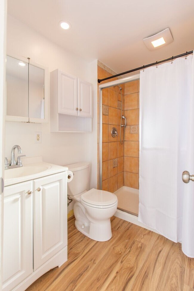 Building Photo - Refreshed + Bright 2 Bed/1 Bath in the Heart of North Park!