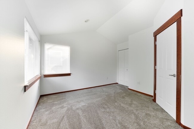 Building Photo - Nice 3 beds / 3.5 baths Townhouse in Greenwood/NW Seattle!