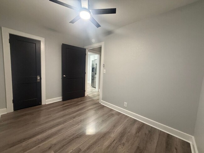 Building Photo - 313 E Bernard Ave