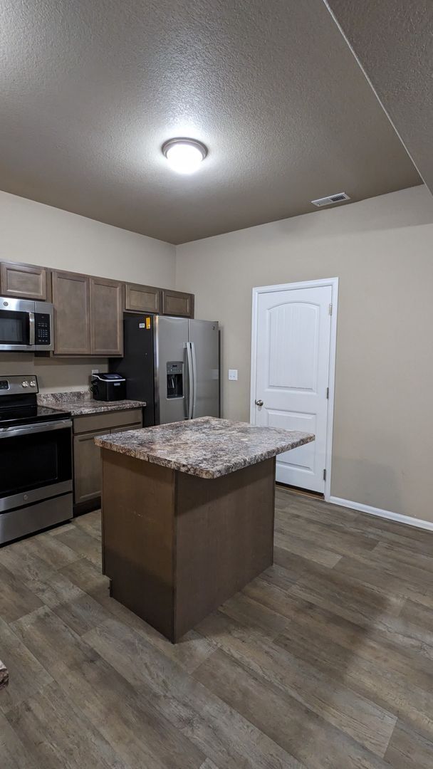 Building Photo - TWO STORY END UNIT TOWNHOME 3 BED/2.5 BATH...