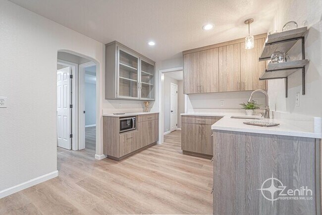 Building Photo - 2541 SW 6th Ave