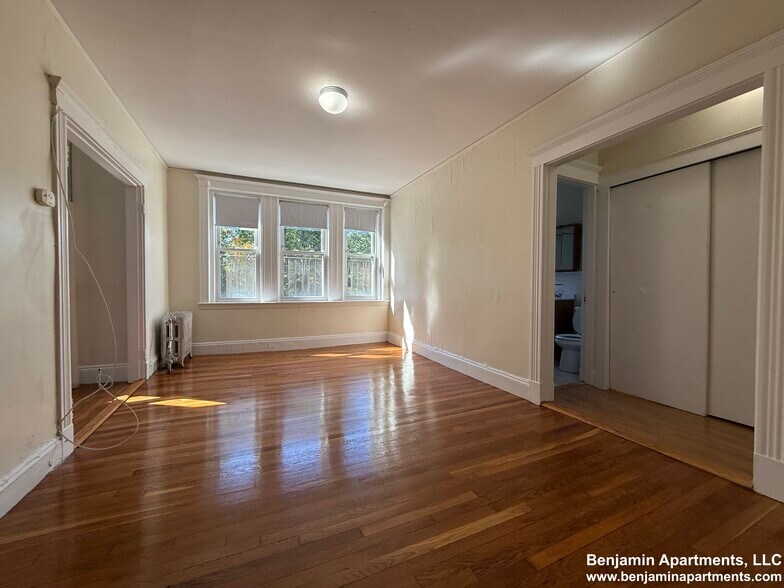 Building Photo - 165 Park Dr