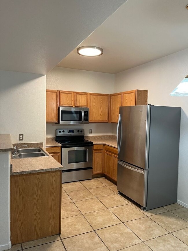 Building Photo - 2 Bedroom condo - Great Location