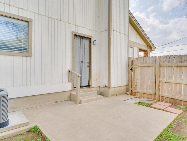 Building Photo - 208 Tamara Dr