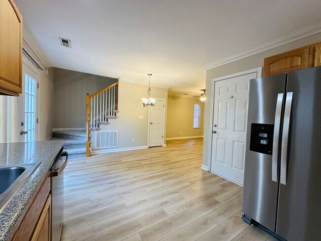 Building Photo - Sophisticated Townhome Living: 10 Minutes from Downtown & UT