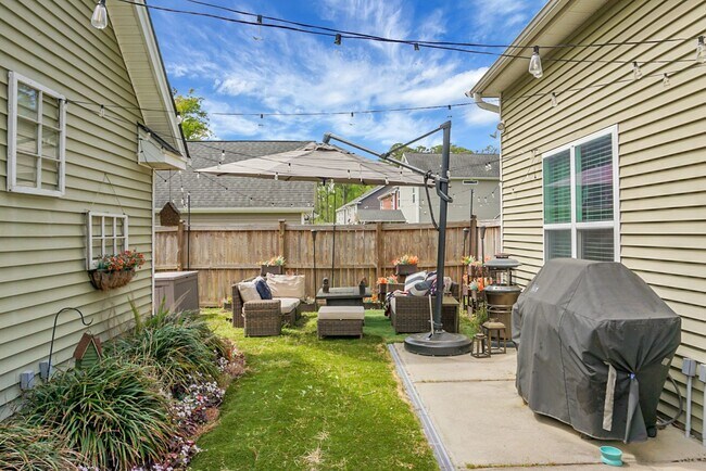 Building Photo - Johns Island 4BR, 2.5 BA Gem: Features Wood Floors, 2-Car Garage, & Community Pool
