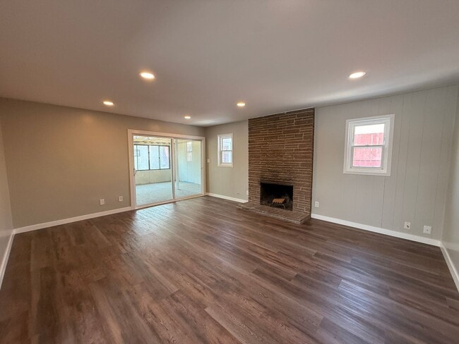Building Photo - Centrally Located Single Story Updated Home