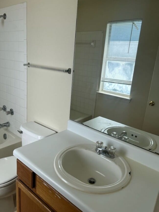 Building Photo - 913