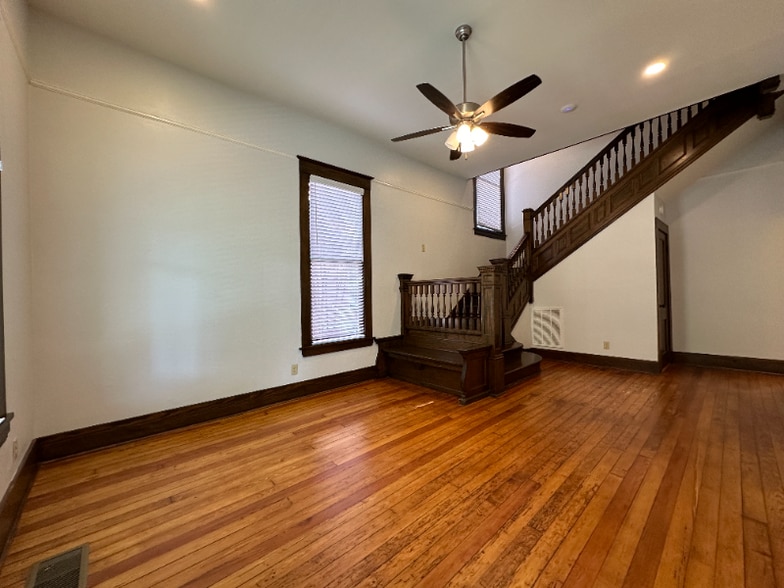 Primary Photo - 514 E 8th St