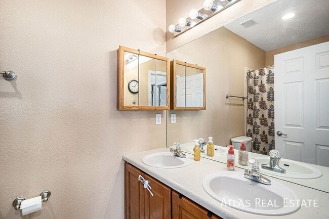 Building Photo - 23235 York Ave