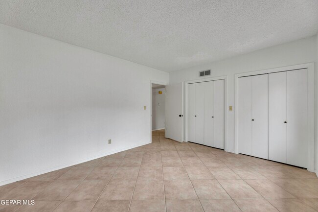 Building Photo - 620 Lakeway Dr