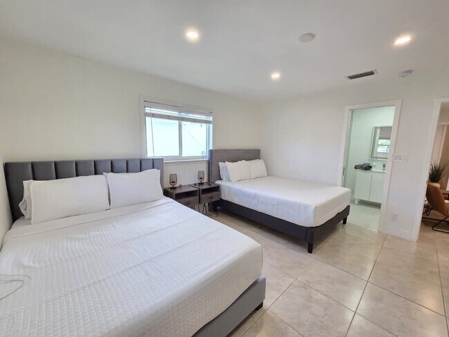 Building Photo - 806 NE 4th St