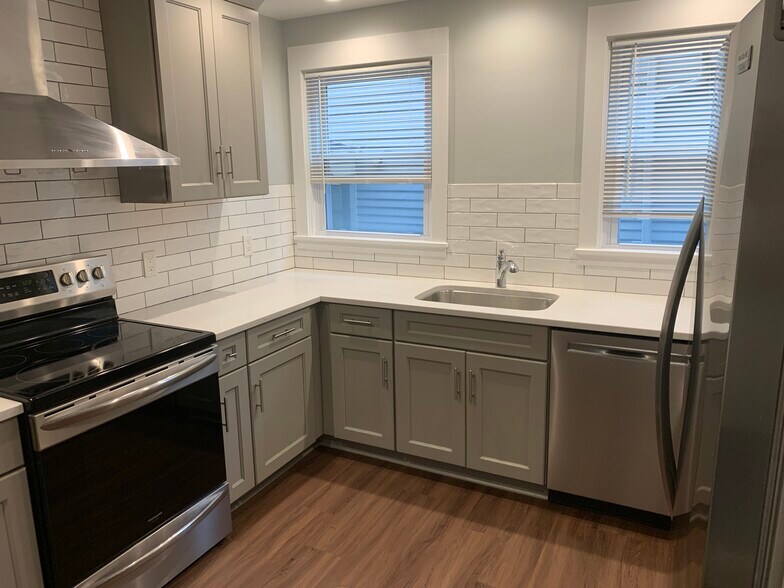 Building Photo - 152 Rosedale St