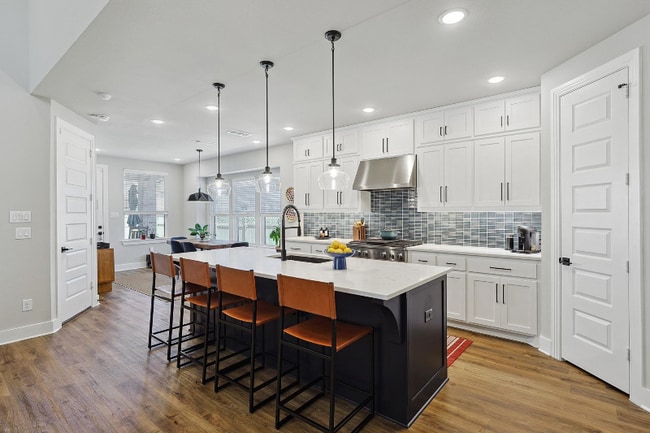 Building Photo - 2400 Elm Pl