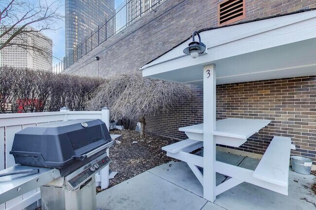 Building Photo - 5455 N Sheridan Rd