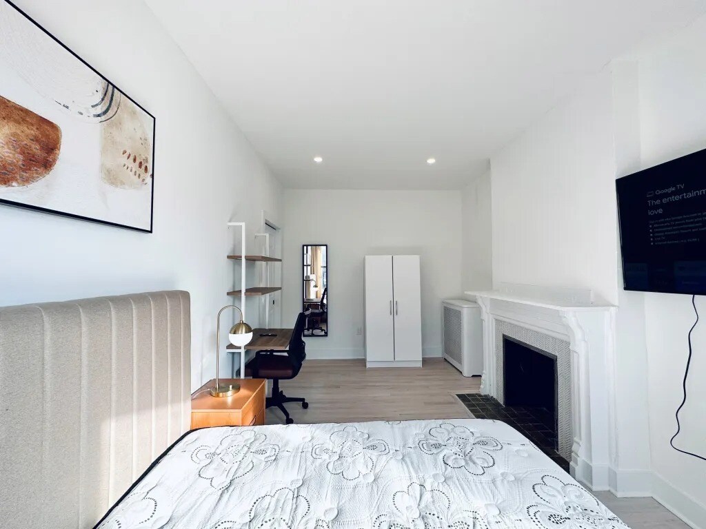 Building Photo - Furnished room/NOT APARTMENT