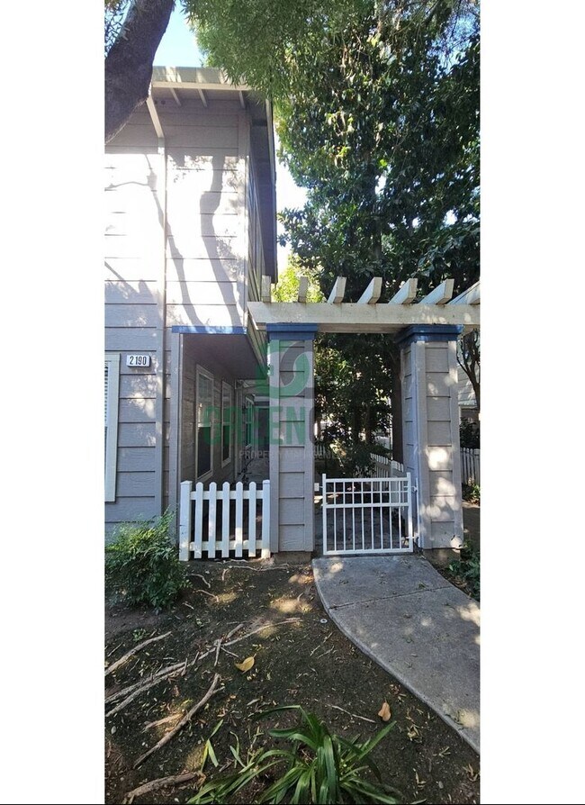 Building Photo - MOVE-IN SPECIAL $500 off first month!! Bea...
