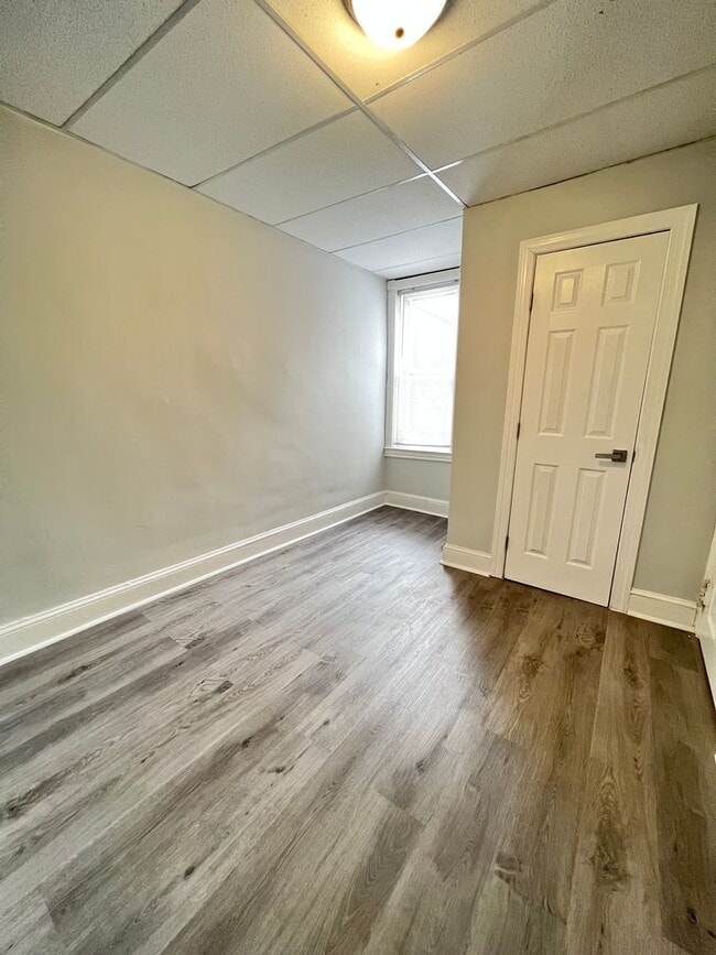 Building Photo - Refreshed 3BR/1BA Cozy Home with Porch & Fenced Yard!