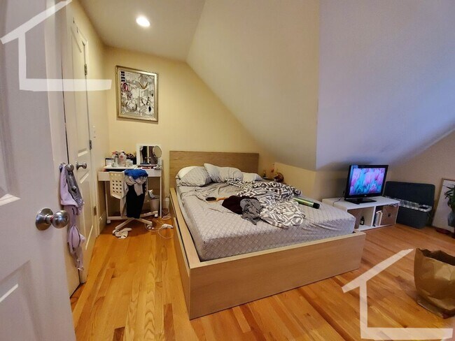 Building Photo - Awesome 4 bed 2 bath in Brighton... Well priced!