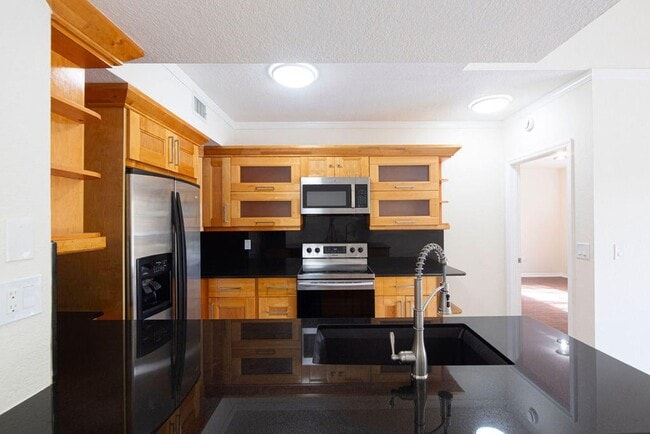 Building Photo - 2400 Centergate Dr