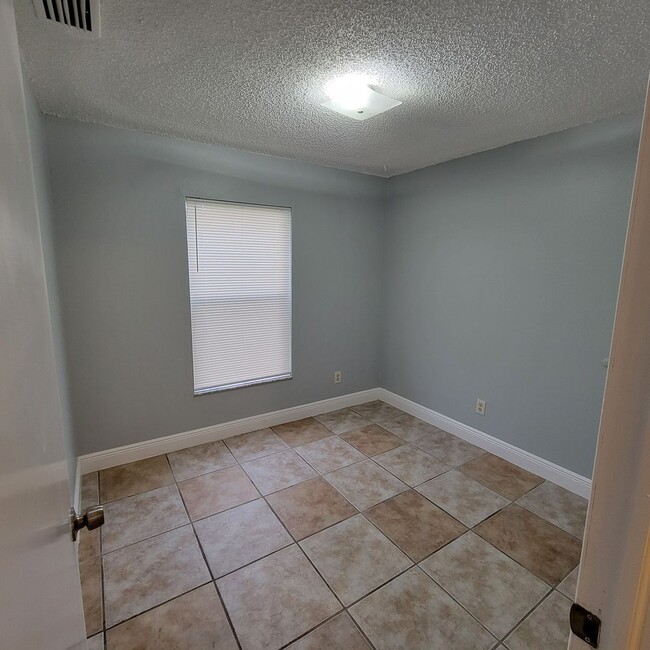 Building Photo - Charmin 3/1 Duplex In Groveland FL
