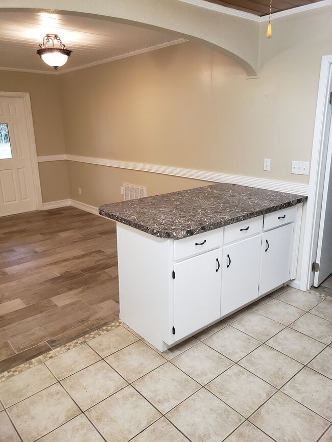 Building Photo - Gorgeous Historic 3/2 in Crystal River!!!