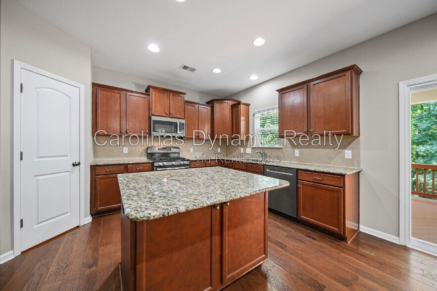 Building Photo - 1912 Madeira Cir