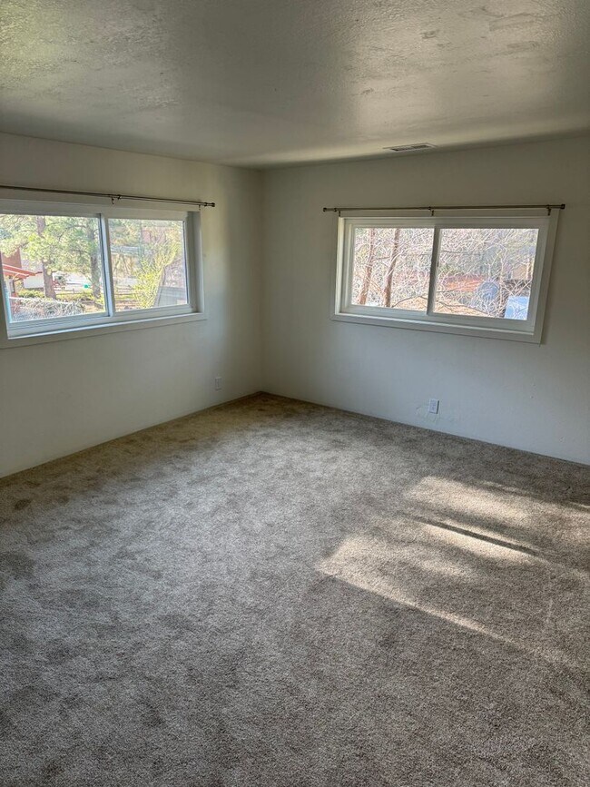 Building Photo - Back Unit of a Great Duplex in the Heart o...