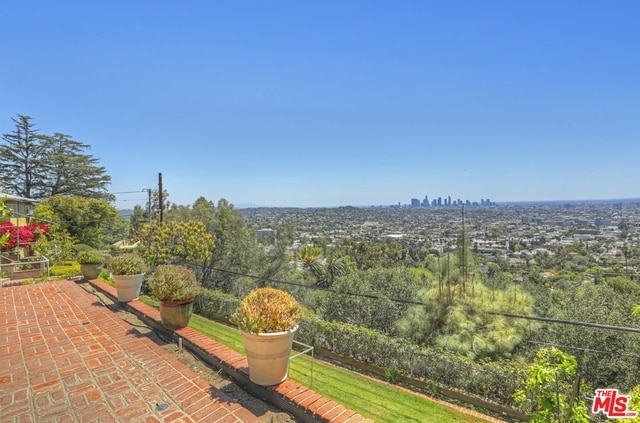 Building Photo - 2675 Glendower Ave