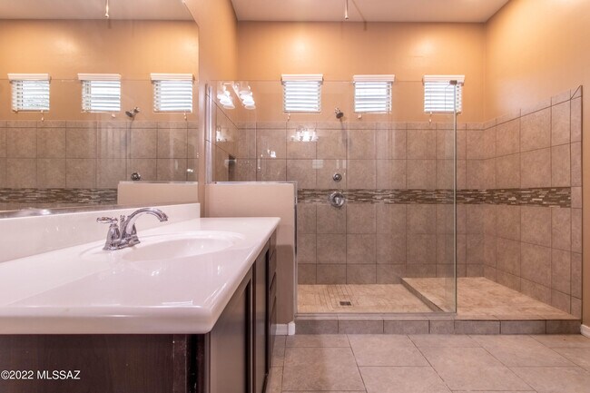 Building Photo - 12565 N Golden Mirror Dr