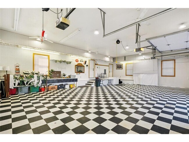 Building Photo - 9520 Scott St