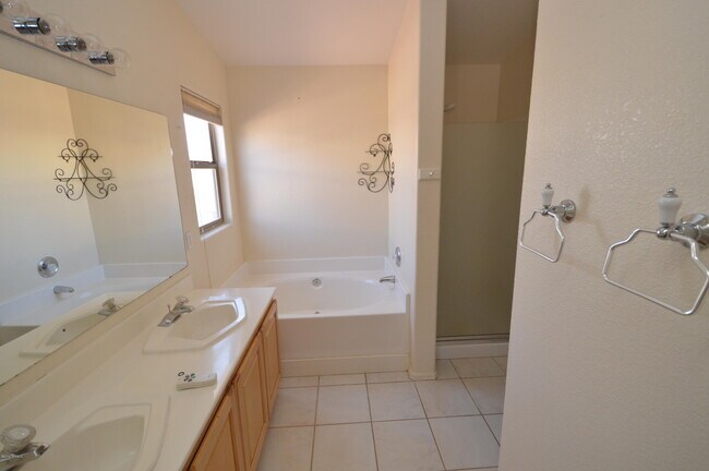 Building Photo - 65 N Shadow Creek Pl