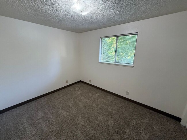 Building Photo - 3346 Willow Ct SE
