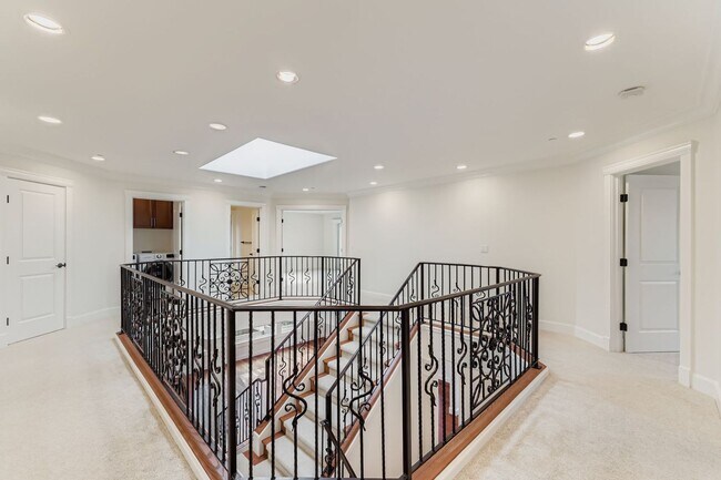 Building Photo - Stunning 5bed/5bath + Office in Prime Kirk...