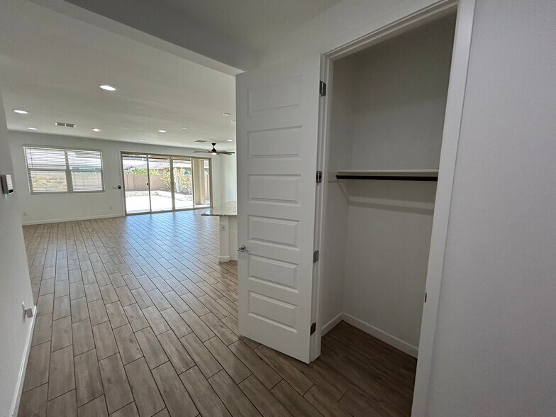 Building Photo - 2241 E Meadowview Ct