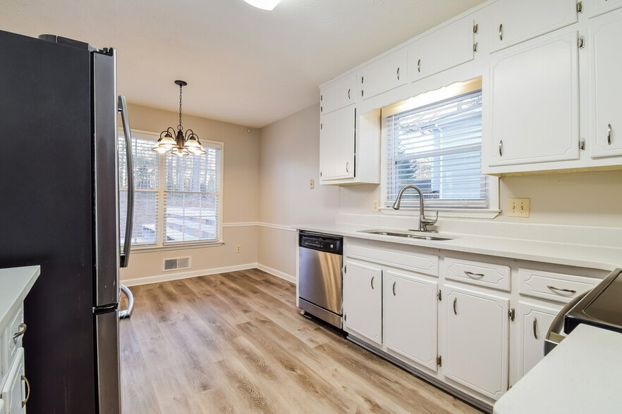 Building Photo - 1111 Realm Ln