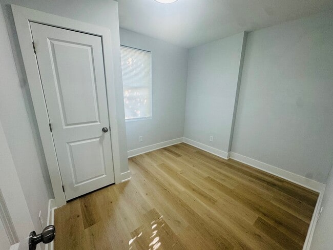 Building Photo - Renovated 4bd/1bth House with Rear yard!! ...