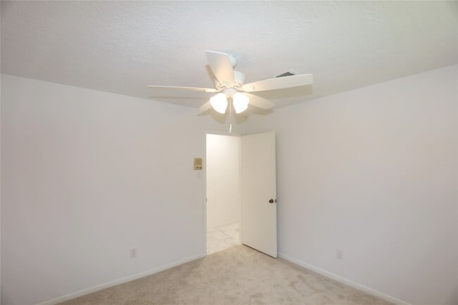 Building Photo - 2210 Shadowbriar Dr
