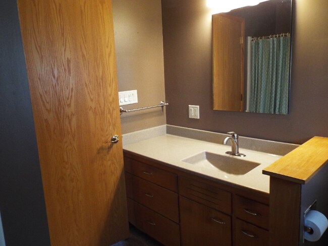 Building Photo - 453 4th Ave