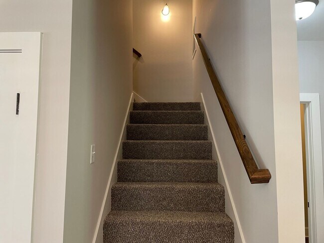Building Photo - 3 Bedroom Home with Garage and Flat Fenced Backyard!