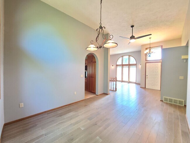 Building Photo - $3,250- 5 Bed / 3 Bath Beautiful Home in Upper South Hill