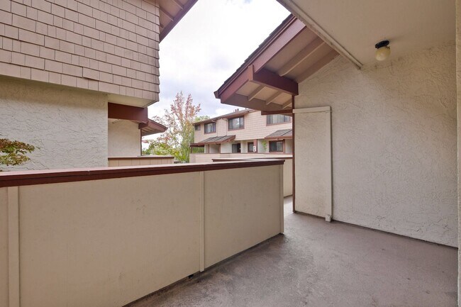 Building Photo - Popular Woodside Commons at Its Finest.