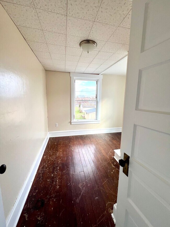 Building Photo - Spacious 3BR Home with Large Yard, Private Driveway & Storage