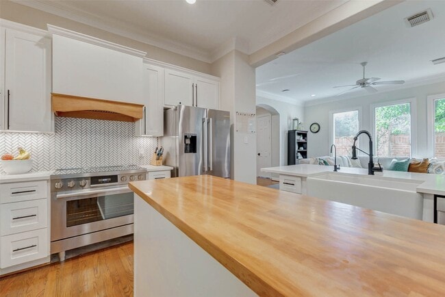 Building Photo - 2828 W Holcombe Blvd