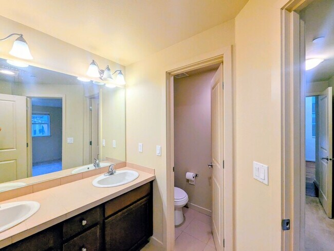 Building Photo - 2Bd/2.25Ba Mukilteo Townhouse