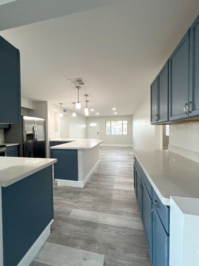 Building Photo - REMODELED 3 BEDROOM PLUS BONUS ROOM/BEDROOM. GREAT BACKYARD