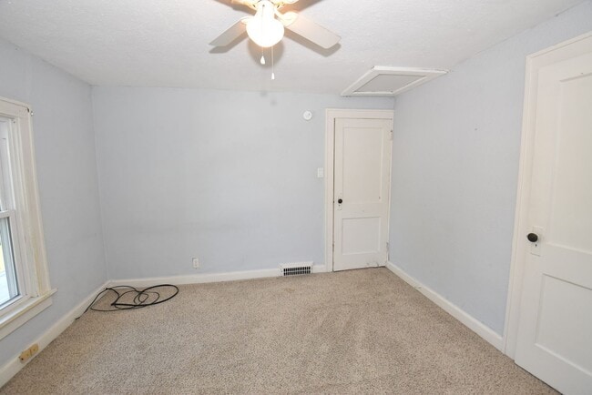 Building Photo - 3 bedroom 1.5 bath home next to IUSB.