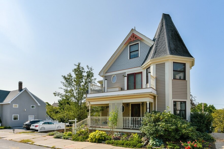 Building Photo - 10 Symmes St