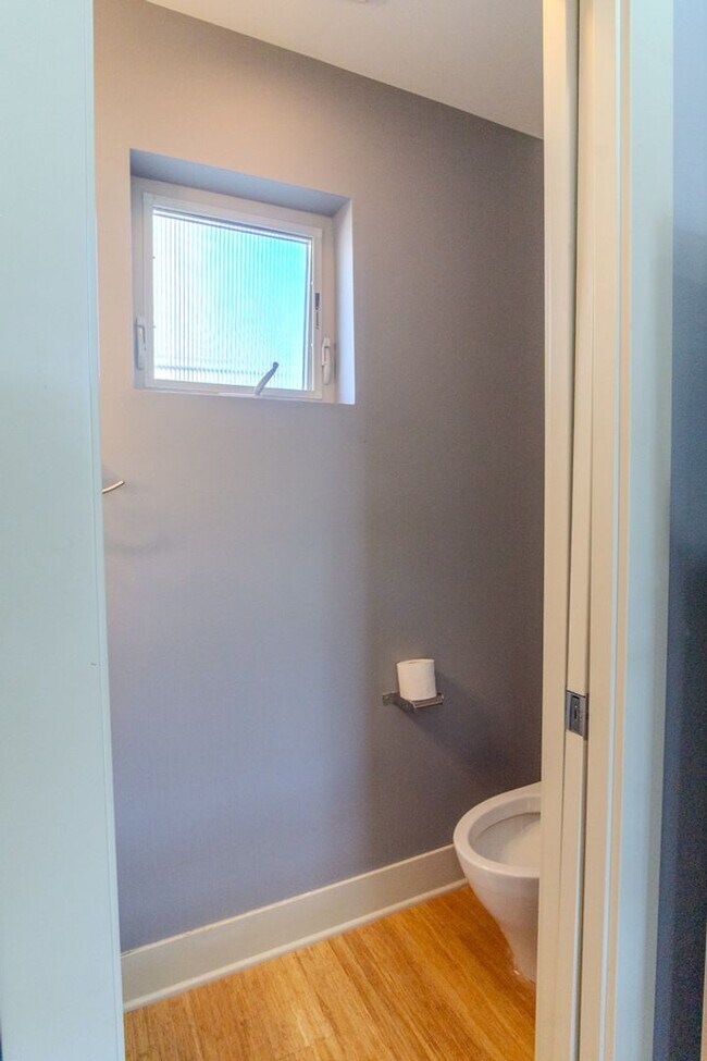 Building Photo - 3Bd/2.5Ba Seattle Townhouse