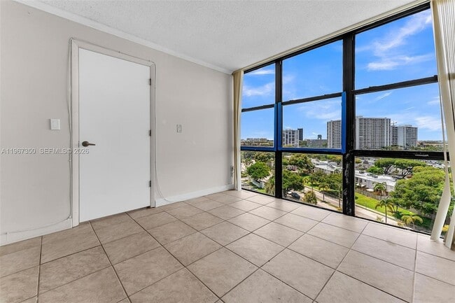 Building Photo - 800 Parkview Dr